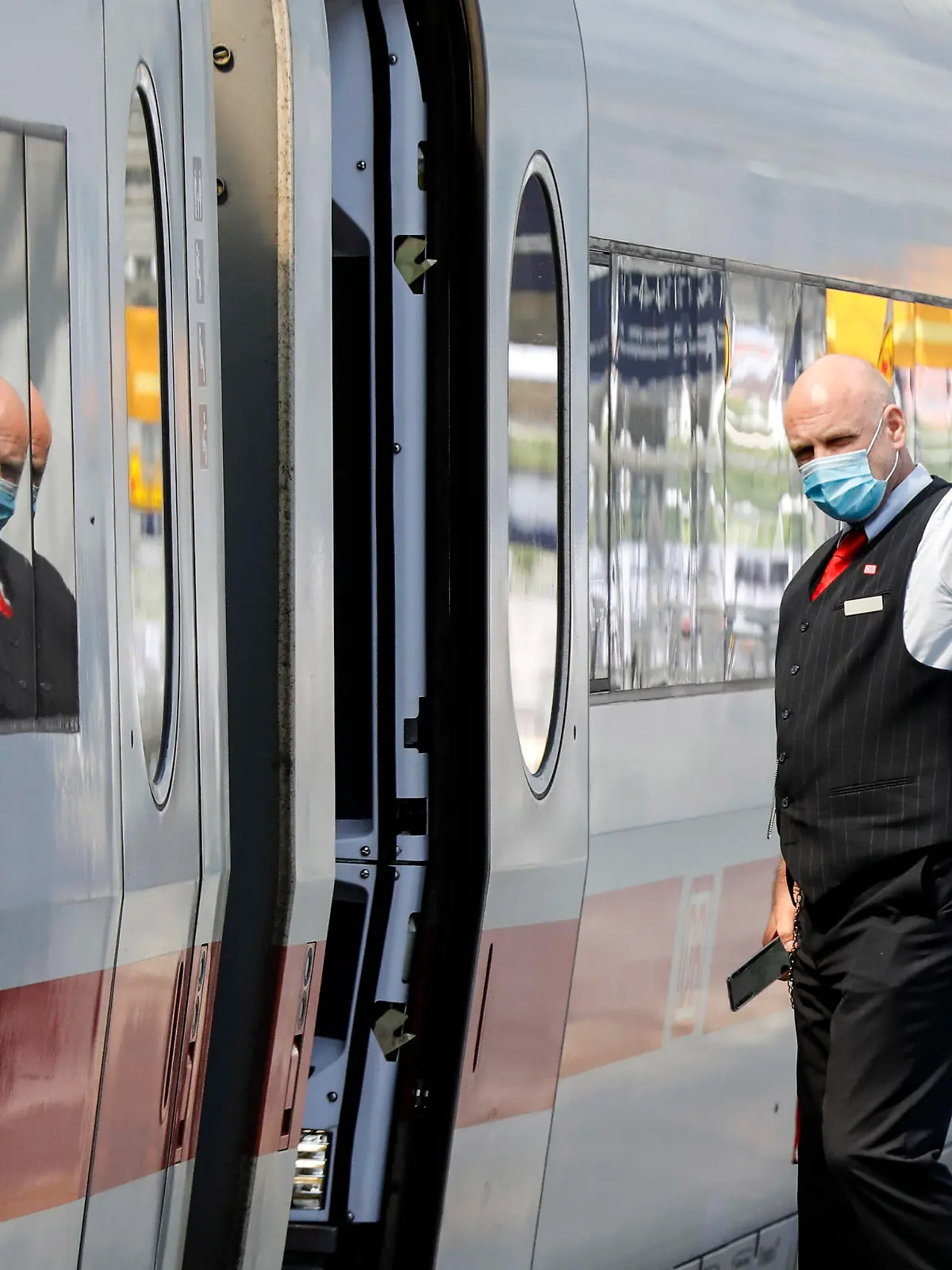  Deutsche Bahn Coronavirus Berlin, DEU, 27.05.2020 - Ein Zugbegleiter mit Gesichtsmaske gibt dem Lokfuehrer das Abfahrtzeichen im Bahnhof Berlin Spandau. Bundesverkehrsminister, Deutsche Bahn und Betriebsrat schliessen ein Buendnis für unsere Bahn. Das Buendnis will die finanziellen Folgen der Corona-Pandemie fuer die Bahn regulieren Die geplanten Milliardenhilfen für die Deutsche Bahn in der Corona-Krise stossen bei der GdL Gewerkschaft auf Bedenken. Berlin Berlin Deutschland *** Deutsche Bahn Coronavirus Berlin, DEU, 27 05 2020 A train attendant wearing a face mask gives the train driver the departure sign at Berlin Spandau station Federal Minister of Transport, Deutsche Bahn and the Works Council form an alliance for our railway