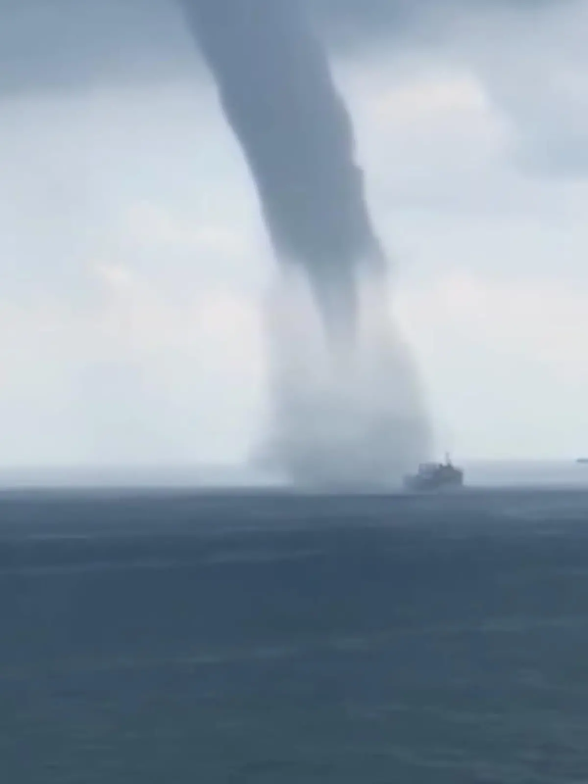 Bild zu: "Tornado wirbelt über Schiff hinweg"