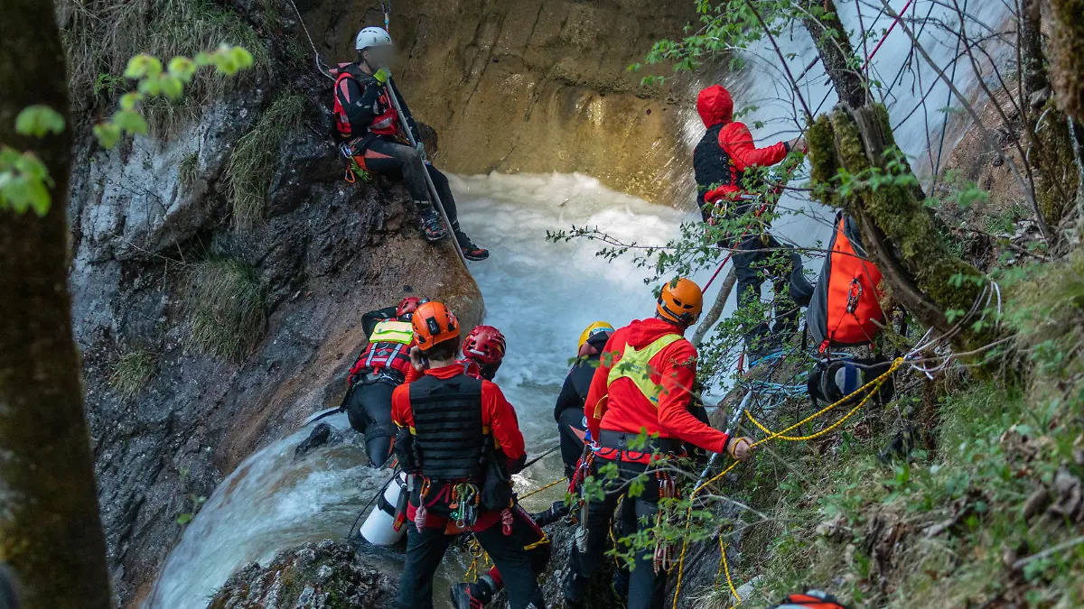 HANDOUT - 23.04.2019, Bayern, Königssee: Dieses vom Bayerischen Rotes Kreuz zur Verfügung gestellte Foto zeigt Rettungskräfte im Einsatz. Zwei 21-jährige Männer aus Sachsen sind bei einem Badeausflug am Königssee in Oberbayern ums Leben gekommen. Foto: Ziegler/BRK BGL/dpa - ACHTUNG: Nur zur redaktionellen Verwendung im Zusammenhang mit der aktuellen Berichterstattung und nur mit vollständiger Nennung des vorstehenden Credits +++ dpa-Bildfunk +++