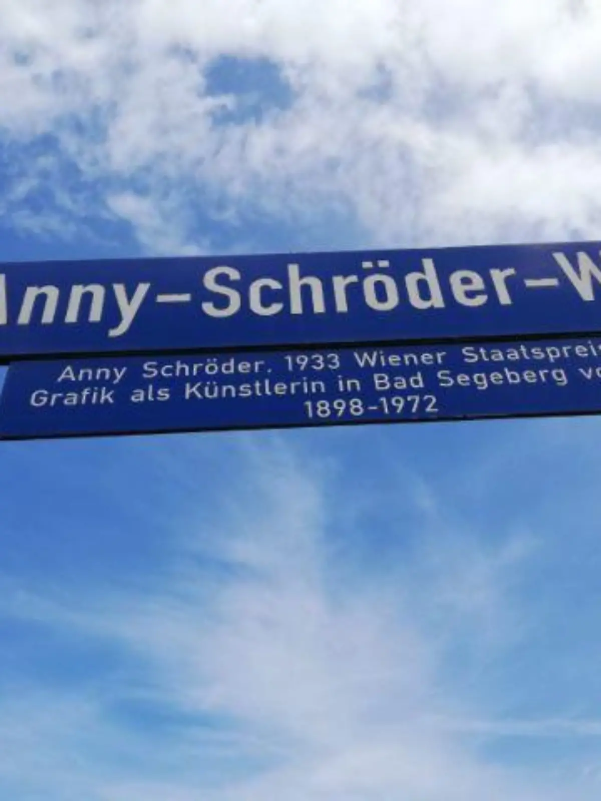 Eins von drei Straßenschilder mit einem Frauenname in Bad Segeberg.