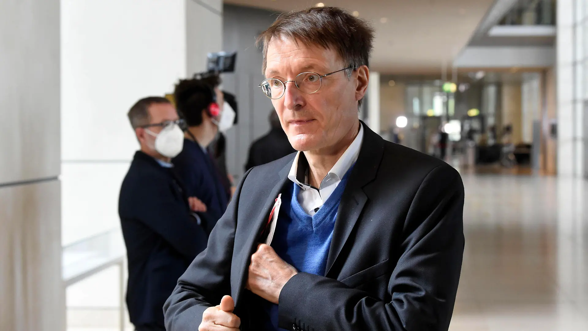 Karl Lauterbach bei einem Pressestatement am Rande der 222. Sitzung des Deutschen Bundestages im Reichstagsgebäude. Berlin, 16.04.2021 *** Karl Lauterbach during a press statement on the sidelines of the 222 session of the German Bundestag in the Reichstag building Berlin, 16 04 2021 Foto:xF.xKernx/xFuturexImage