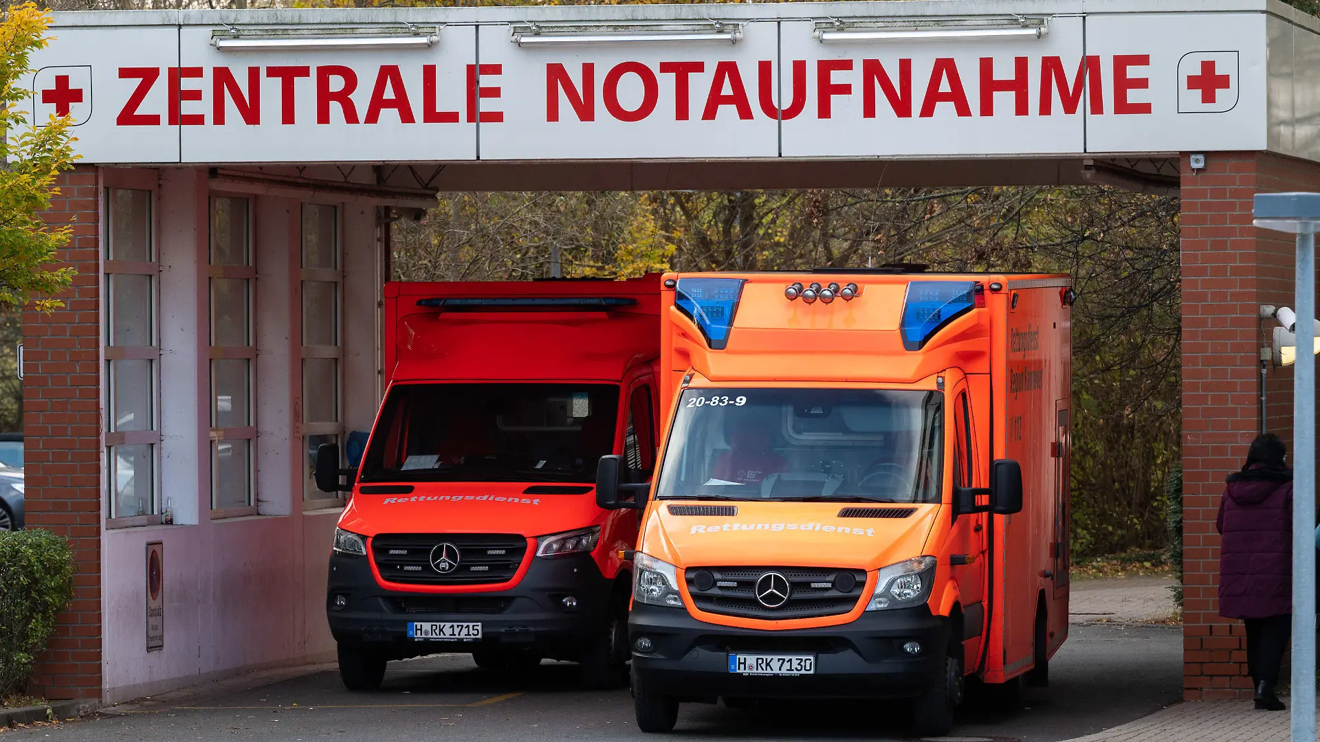 12.11.2021, Niedersachsen, Laatzen: Zwei Rettungswagen stehen an der Zentralen Notaufnahme vom KRH Klinikum Agnes Karll Laatzen in der Region Hannover. Die Zahl der in Kliniken aufgenommenen Corona-Patienten je 100 000 Einwohner innerhalb von sieben Tagen - den für eine mögliche Verschärfung der Corona-Beschränkungen wichtigsten Parameter - gab das RKI am Freitag bundesweit mit 4,70 an. Foto: Julian Stratenschulte/dpa +++ dpa-Bildfunk +++