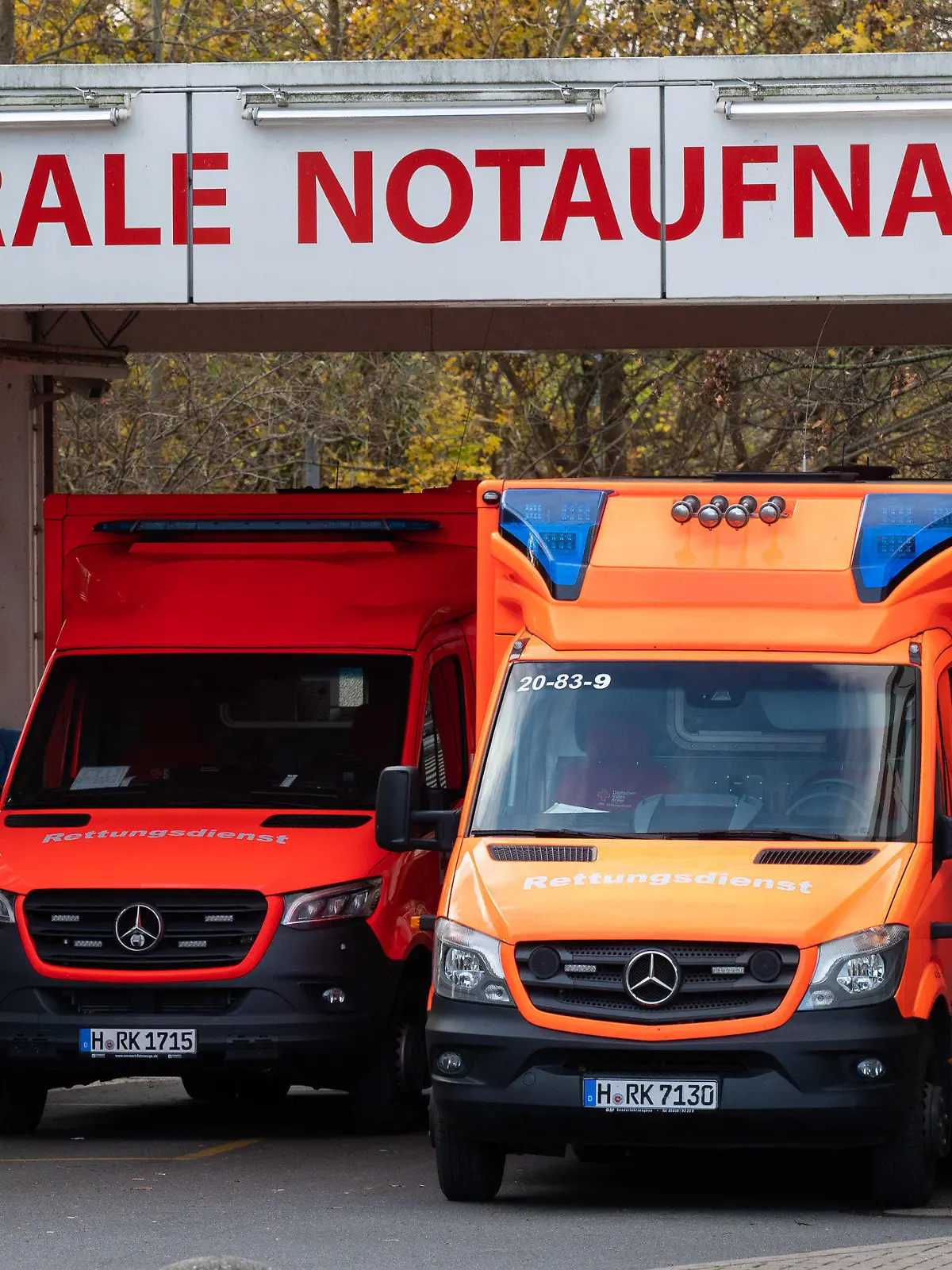 12.11.2021, Niedersachsen, Laatzen: Zwei Rettungswagen stehen an der Zentralen Notaufnahme vom KRH Klinikum Agnes Karll Laatzen in der Region Hannover. Die Zahl der in Kliniken aufgenommenen Corona-Patienten je 100 000 Einwohner innerhalb von sieben Tagen - den für eine mögliche Verschärfung der Corona-Beschränkungen wichtigsten Parameter - gab das RKI am Freitag bundesweit mit 4,70 an. Foto: Julian Stratenschulte/dpa +++ dpa-Bildfunk +++