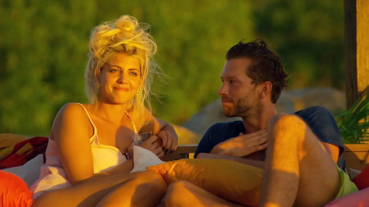 Sarah und Oliver beim romantischen Sonnenuntergang.    Verwendung der Bilder für Online-Medien ausschließlich mit folgender Verlinkung: "Alle Infos zu "Der Bachelor" im Special bei RTL.de: http://www.rtl.de/cms/sendungen/show/der-bachelor.html