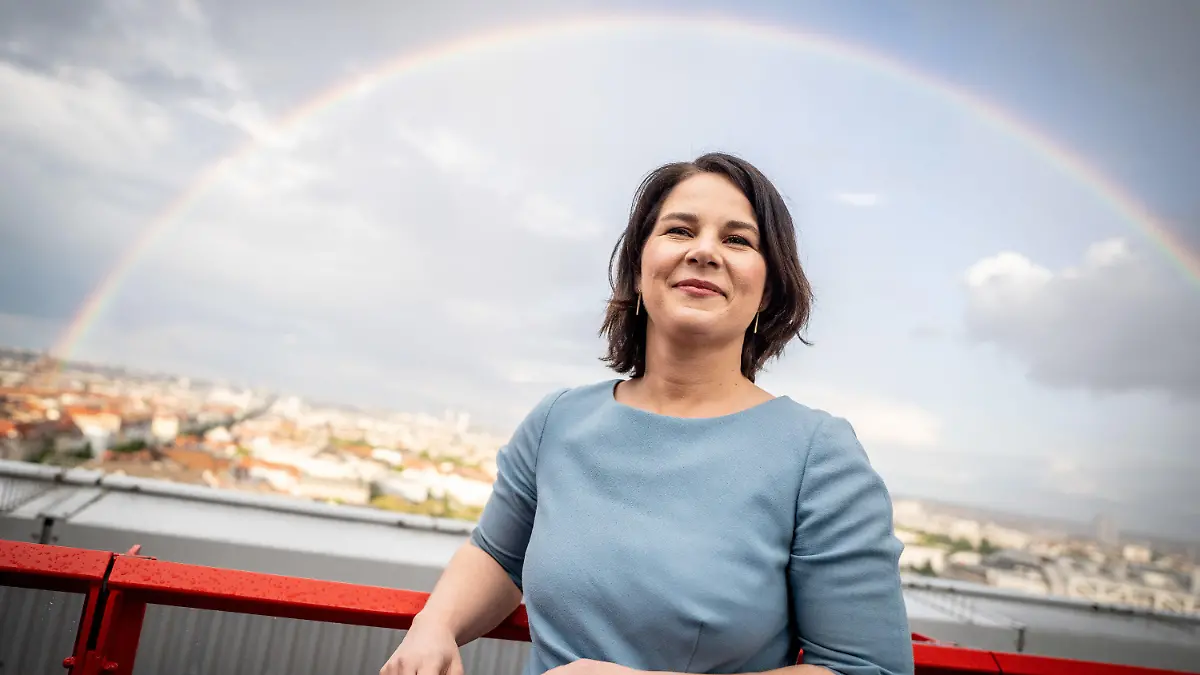 ARCHIV - 17.05.2021, Berlin: Annalena Baerbock, Kanzlerkandidatin und Bundesvorsitzende von Bündnis 90/Die Grünen, steht vor dem Beginn des ·Politiktalk aus der Hauptstadt - Wer schafft's ins Kanzleramt?· vom RBB und der Süddeutschen Zeitung auf der Dachterrasse unter einem Regenbogen. Foto: Kay Nietfeld/dpa +++ dpa-Bildfunk +++