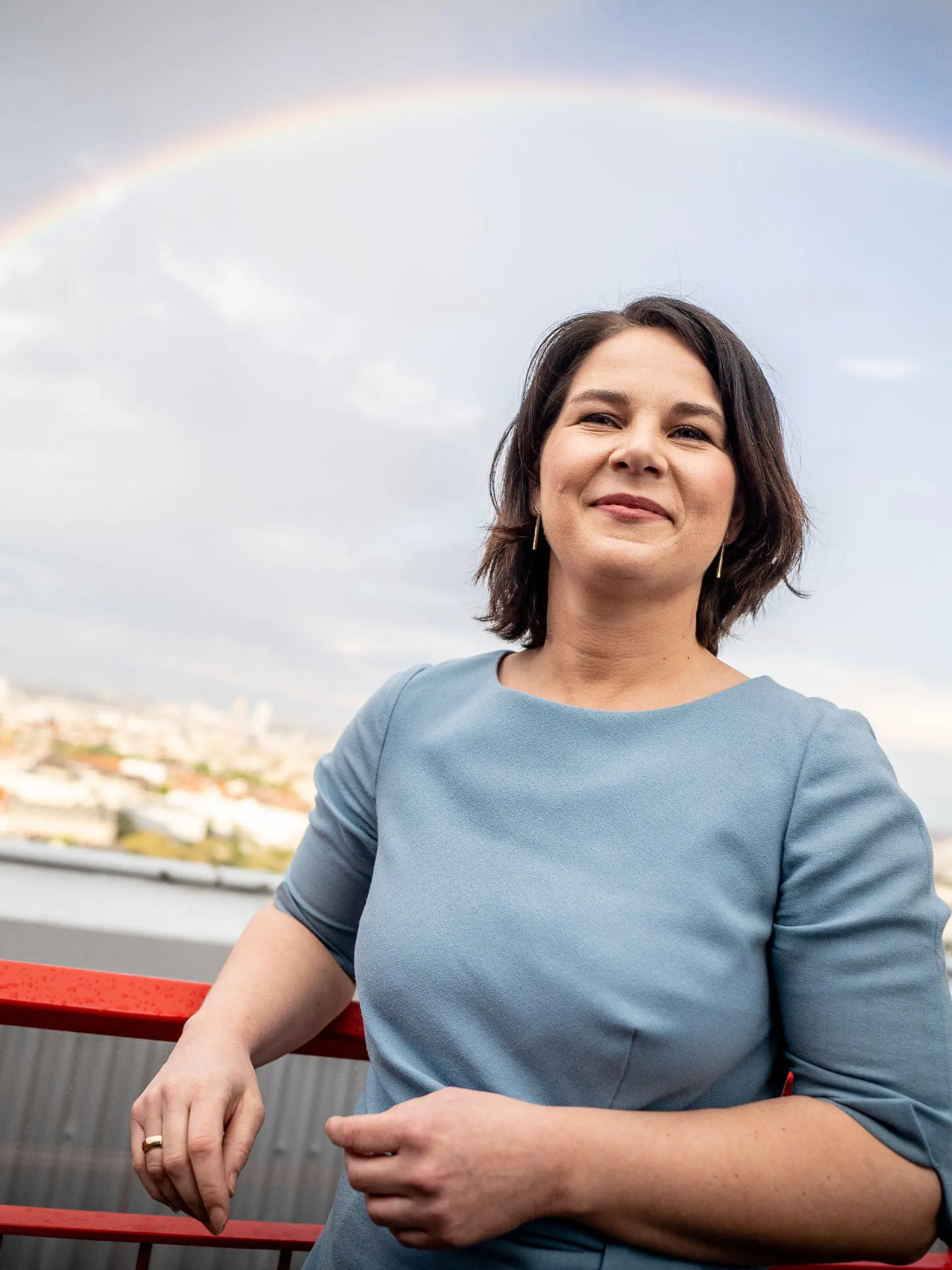 ARCHIV - 17.05.2021, Berlin: Annalena Baerbock, Kanzlerkandidatin und Bundesvorsitzende von Bündnis 90/Die Grünen, steht vor dem Beginn des ·Politiktalk aus der Hauptstadt - Wer schafft's ins Kanzleramt?· vom RBB und der Süddeutschen Zeitung auf der Dachterrasse unter einem Regenbogen. Foto: Kay Nietfeld/dpa +++ dpa-Bildfunk +++