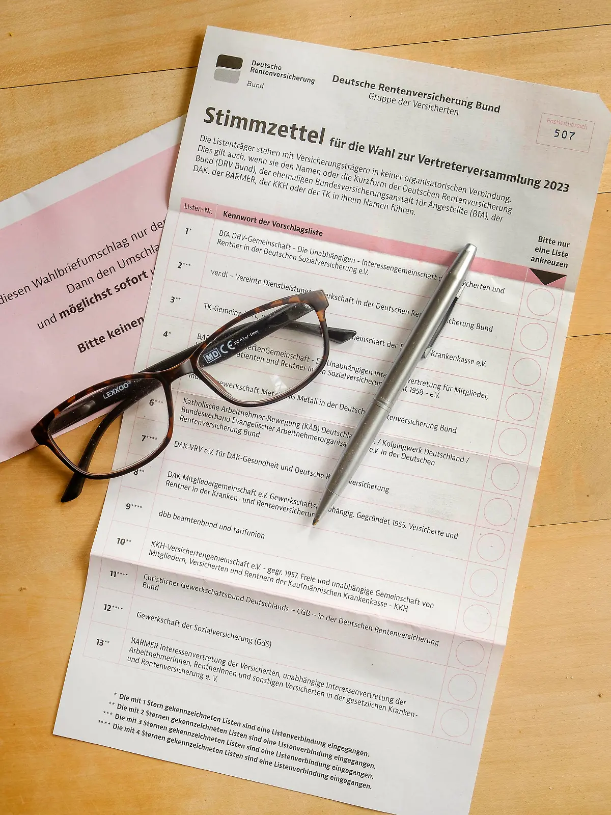 Sozialwahlunterlagen 2023 auf einem Tisch *** Social election documents 2023 on a table Nordrhein-Westfalen Deutschland, Germany GMS8090