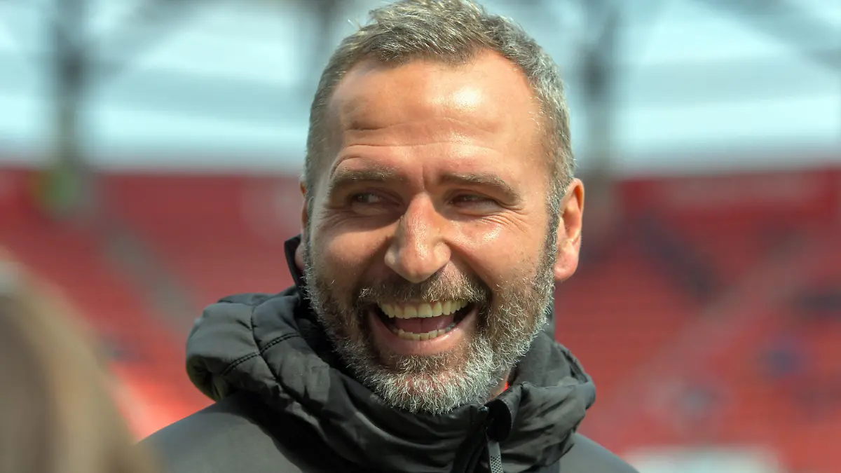 ARCHIV - 14.04.2019, Bayern, Ingolstadt: Fußball: 2. Bundesliga, FC Ingolstadt 04 - Holstein Kiel, 29. Spieltag im Audi Sportpark. Trainer Tim Walter von Kiel steht vor dem Spiel im Stadion. Tim Walter wird zur kommenden Saison neuer Trainer des Fußball-Bundesligisten VfB Stuttgart. Der bisherige Coach des Zweitligisten Holstein Kiel unterschrieb bis zum 30. Juni 2021, teilte der abstiegsbedrohte Verein am Montag (20.05.2019) mit. Foto: Armin Weigel/dpa +++ dpa-Bildfunk +++
