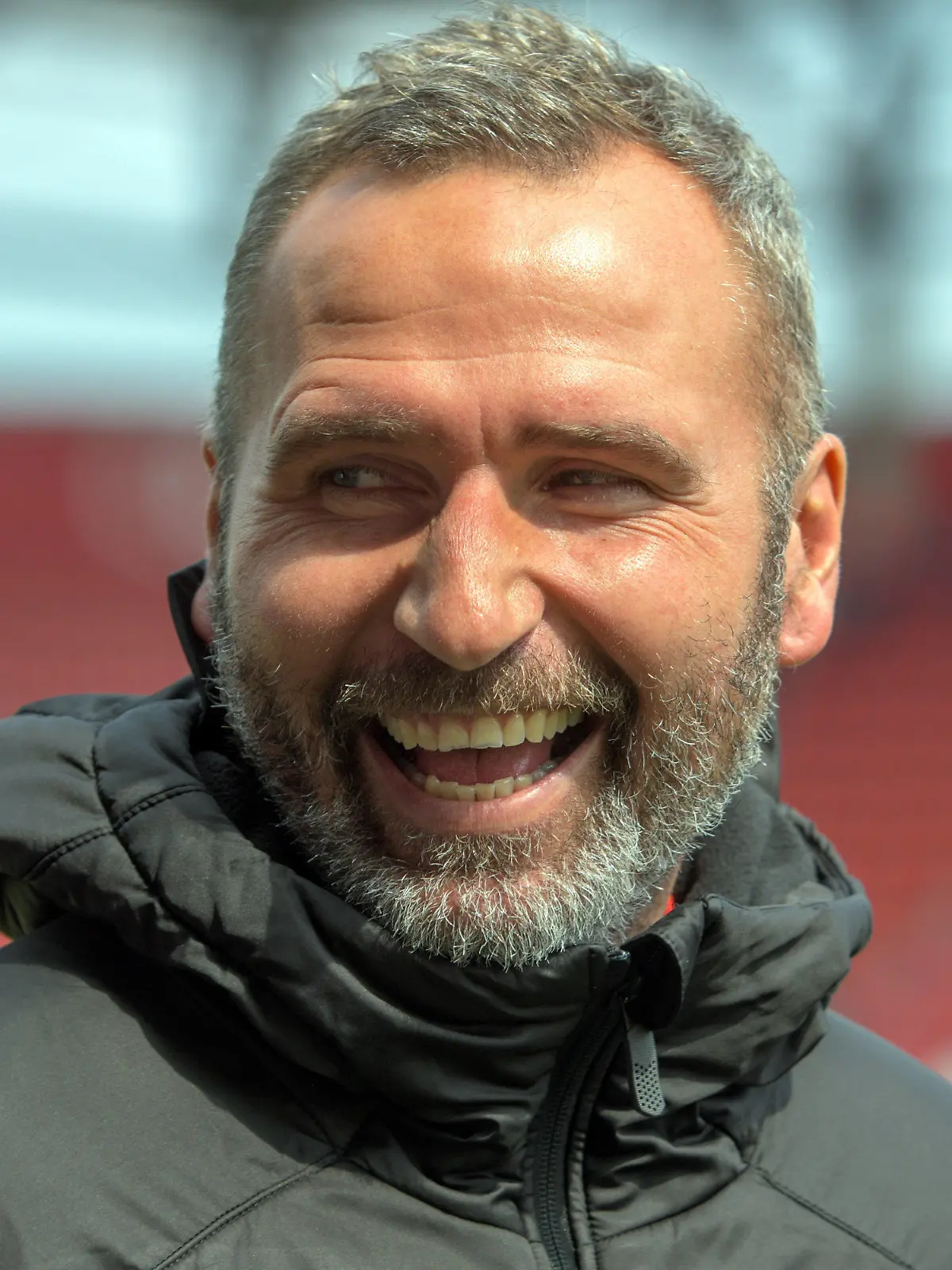 ARCHIV - 14.04.2019, Bayern, Ingolstadt: Fußball: 2. Bundesliga, FC Ingolstadt 04 - Holstein Kiel, 29. Spieltag im Audi Sportpark. Trainer Tim Walter von Kiel steht vor dem Spiel im Stadion. Tim Walter wird zur kommenden Saison neuer Trainer des Fußball-Bundesligisten VfB Stuttgart. Der bisherige Coach des Zweitligisten Holstein Kiel unterschrieb bis zum 30. Juni 2021, teilte der abstiegsbedrohte Verein am Montag (20.05.2019) mit. Foto: Armin Weigel/dpa +++ dpa-Bildfunk +++