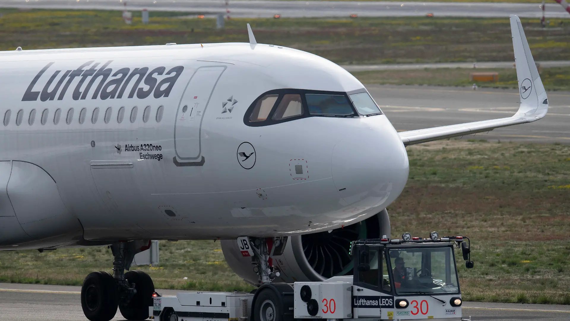 03.05.2021, Hessen, Frankfurt/Main: Eine Passagiermaschine der Lufthansa wird auf dem Flughafen in Frankfurt auf ihre Position gebracht. Am 04. Mai findet die Hauptversammlung der angeschlagenen Airline als rein virtuelle Veranstaltung statt. Foto: Boris Roessler/dpa +++ dpa-Bildfunk +++