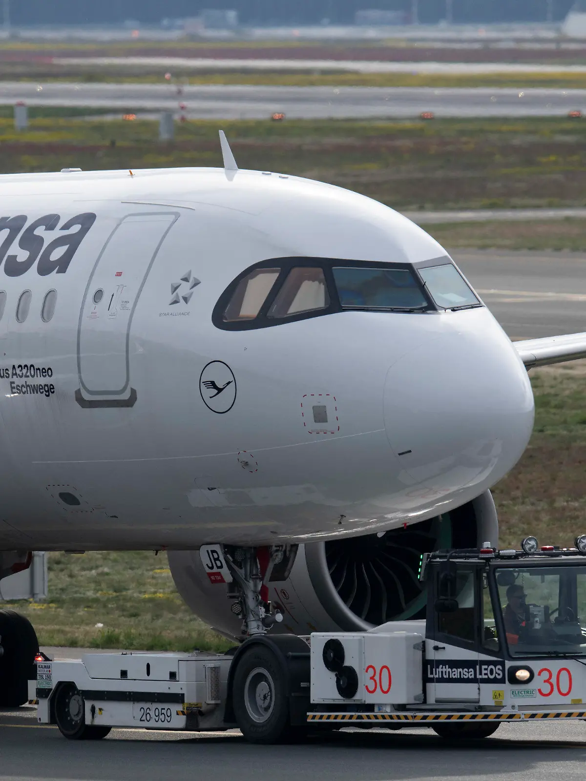 03.05.2021, Hessen, Frankfurt/Main: Eine Passagiermaschine der Lufthansa wird auf dem Flughafen in Frankfurt auf ihre Position gebracht. Am 04. Mai findet die Hauptversammlung der angeschlagenen Airline als rein virtuelle Veranstaltung statt. Foto: Boris Roessler/dpa +++ dpa-Bildfunk +++