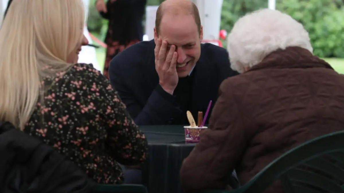 Besuch im Altenheim: Prinz William flirtet mit einer 96-Jährigen