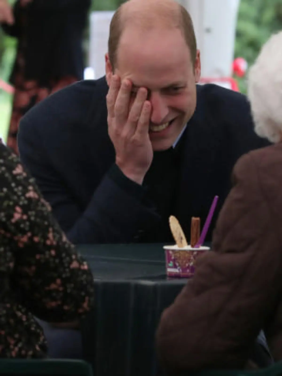 Besuch im Altenheim: Prinz William flirtet mit einer 96-Jährigen