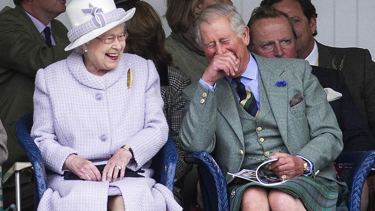 Königin Elizabeth und Prinz Charles beim Braemar Gathering in Aberdeenshire, Scotland
010912