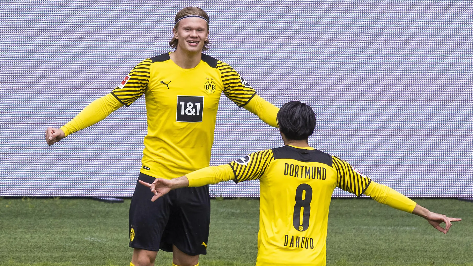 Borussia Dortmund - Bayer Leverkusen Torjubel: Erling Haaland BVB, Mahmoud Dahoud BVB Borussia Dortmund - Bayer Leverkusen 22.05.2021, Fussball, 1. Bundesliga, Saison 2020/21 Foto: Moritz Müller / Pool Only for Editorial use Dortmund Signal-Iduna-Park NRW Deutschland *** Borussia Dortmund Bayer Leverkusen goal celebration Erling Haaland BVB , Mahmoud Dahoud BVB Borussia Dortmund Bayer Leverkusen 22 05 2021, Football, 1 Bundesliga, season 2020 21 Photo Moritz Müller Pool Only for Editorial use Dortmund Signal Iduna Park NRW Germany Poolfoto MoMue ,EDITORIAL USE ONLY
