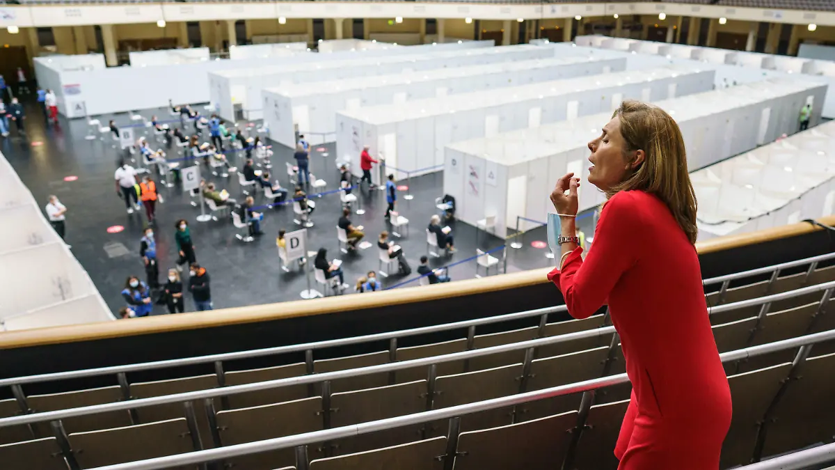 24.05.2021, Hessen, Frankfurt/Main: Die Mezzosopranistin Dzuna Kalnina von der Kammeroper Frankfurt/Main singt am Nachmittag im Impfzentrum in der Festhalle auf dem Balkon zum Start einer Reihe von 16 Konzerten an diesem ungewöhnlichen Ort. Die Kammeroper Frankfurt möchte damit eigenen Angaben zufolge den Wartenden ein wenig die Bedenken oder Beklommenheit angesichts des Unbekannten nehmen. Die Konzerte finden jeweils zwischen 15 und 18 Uhr statt. Foto: Frank Rumpenhorst/dpa Pool/dpa +++ dpa-Bildfunk +++