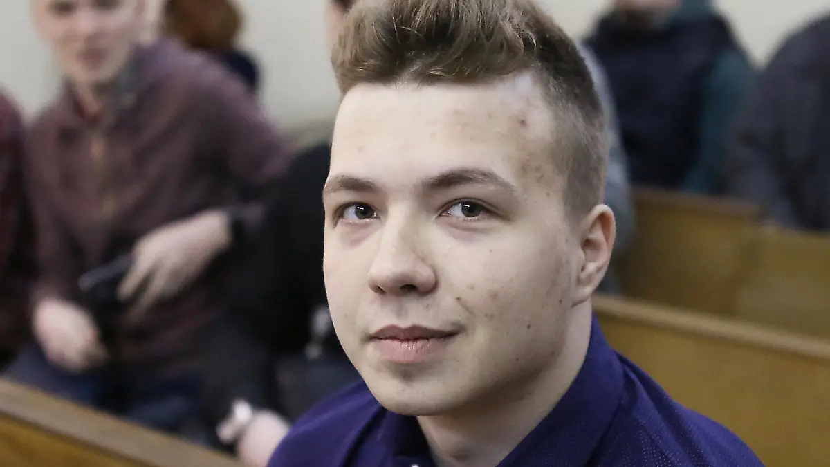 Opposition blogger and activist Roman Protasevich, who is accused of participating in an unsanctioned protest at the Kuropaty preserve, waits before the beginning of a court hearing in Minsk, Belarus April 10, 2017. Picture taken April 10, 2017. REUTERS/Stringer