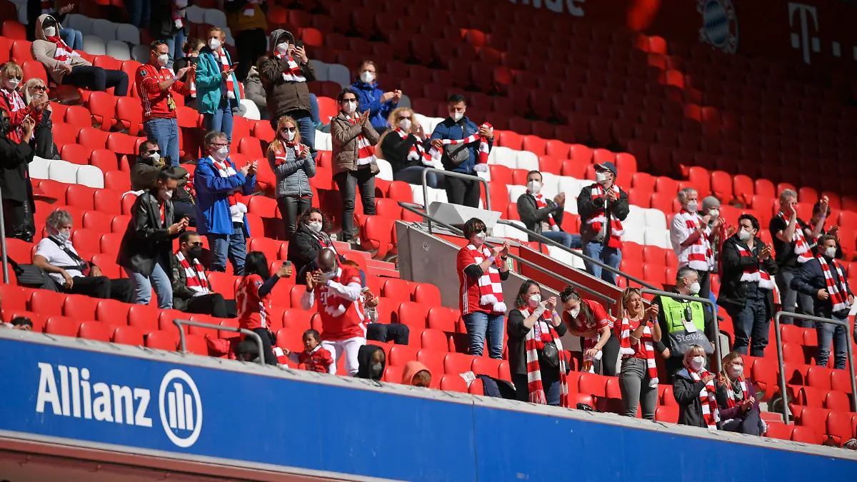 22.05.2021, Fussball 1. Bundesliga: FC Bayern - FC Augsburg 22.05.2021, Fussball 1. Bundesliga 2020/2021, 34. Spieltag, FC Bayern München - FC Augsburg, in der Allianz-Arena München. 250 Zuschauer durften bei dem Spiel ausnahmsweise wieder ins Stadion. Foto: Bernd Feil/M.i.S/Pool Nur für journalistische Zwecke Only for editorial use Gemäß den Vorgaben der DFL Deutsche Fußball Liga ist es untersagt, in dem Stadion und/oder vom Spiel angefertigte Fotoaufnahmen in Form von Sequenzbildern und/oder videoähnlichen Fotostrecken zu verwerten bzw. verwerten zu lassen. DFL regulations prohibit any use of photographs as image sequences and/or quasi-video. National and international NewsAgencies OUT. München Bayern Deutschland *** 22 05 2021, Football 1 Bundesliga FC Bayern FC Augsburg 22 05 2021, Football 1 Bundesliga 2020 2021, Matchday 34, FC Bayern München FC Augsburg, at the Allianz Arena Munich 250 spectators were exceptionally allowed back into the stadium for the match Photo Bernd Feil M i S Pool For journalistic purposes only Only for editorial use In accordance with the DFL Deutsche Fußball Liga regulations, it is prohibited, DFL regulations prohibit any use of photographs as image sequences and or quasi video National and international NewsAgencies OUT Munich Bayern Germany Poolfoto ,EDITORIAL USE ONLY