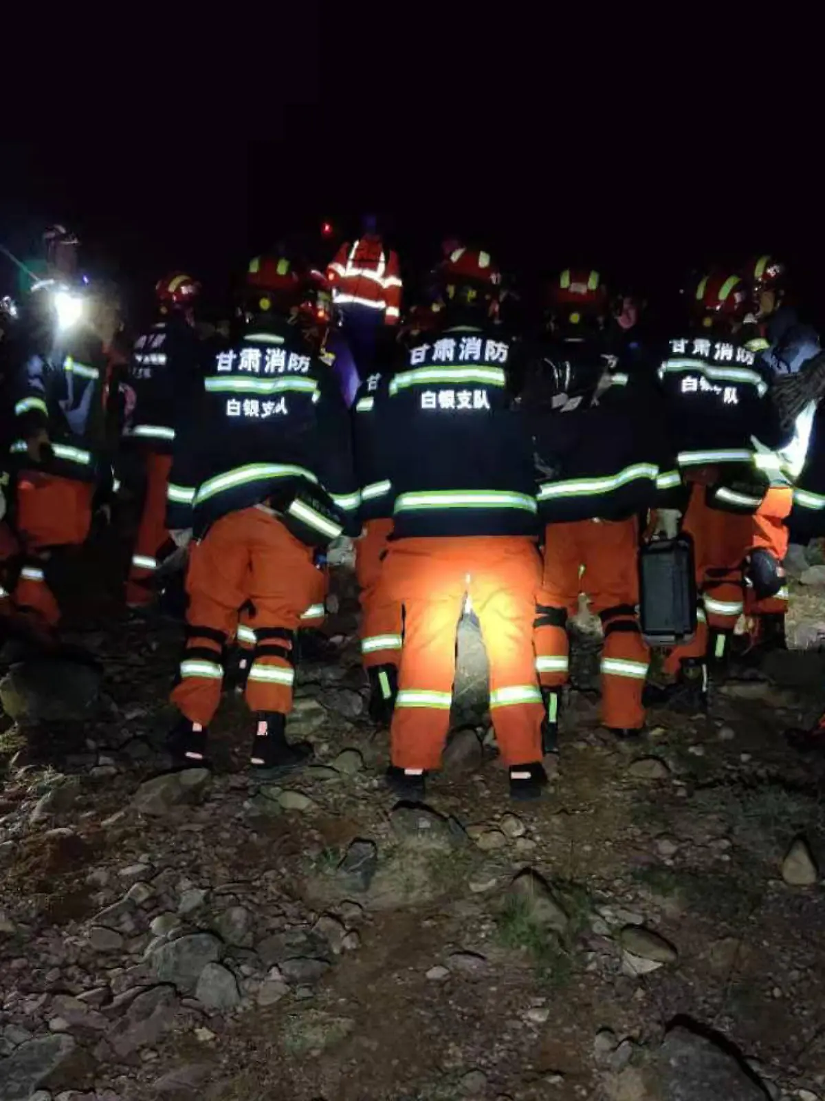 23.05.2021, China, Jingtai: Retter suchen in der Touristengegend des Steinwaldes am Gelben Fluss in der nordwestchinesischen Provinz Gansu nach vermissten Personen. Mindestens 16 Menschen wurden als tot und fünf weitere als vermisst bestätigt, als sie an einem Bergmarathon über 100 Kilometer in der nordwestchinesischen Provinz Gansu teilnahmen, sagten die Retter am Sonntag. Bei dem Rennen, das am Samstagmorgen im Touristengebiet des Steinwaldes am Gelben Fluss im Kreis Jingtai in der Stadt Baiyin stattfand, wurde das Gebiet von extremen Wetterbedingungen heimgesucht. (Bestmögliche Qualität) Foto: -/XinHua/dpa +++ dpa-Bildfunk +++