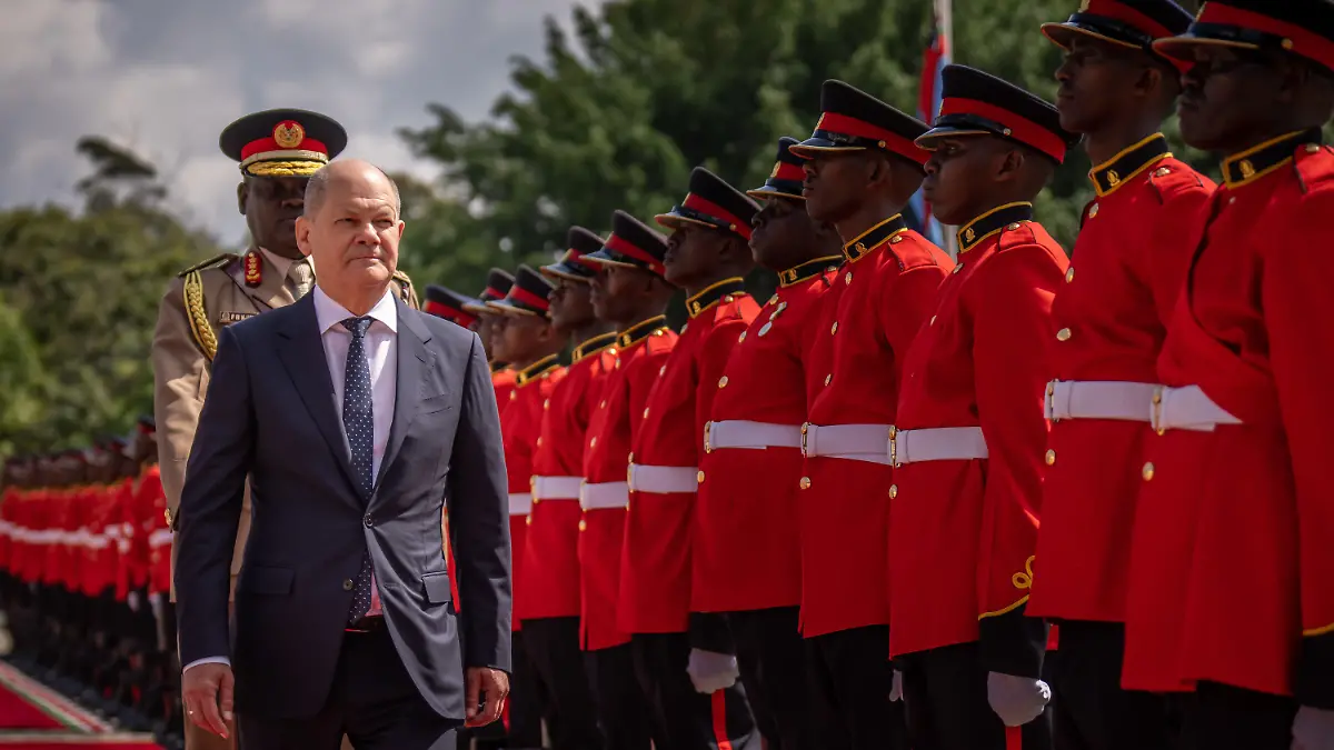 05.05.2023, Kenia, Nairobi: Bundeskanzler Olaf Scholz (SPD) wird mit militärischen Ehren am State House empfangen. Kenia ist der wichtigste Wirtschaftspartner Deutschlands in Ostafrika. Dort wird es vor allem um den Ausbau der Zusammenarbeit im Energiebereich gehen. Foto: Michael Kappeler/dpa +++ dpa-Bildfunk +++