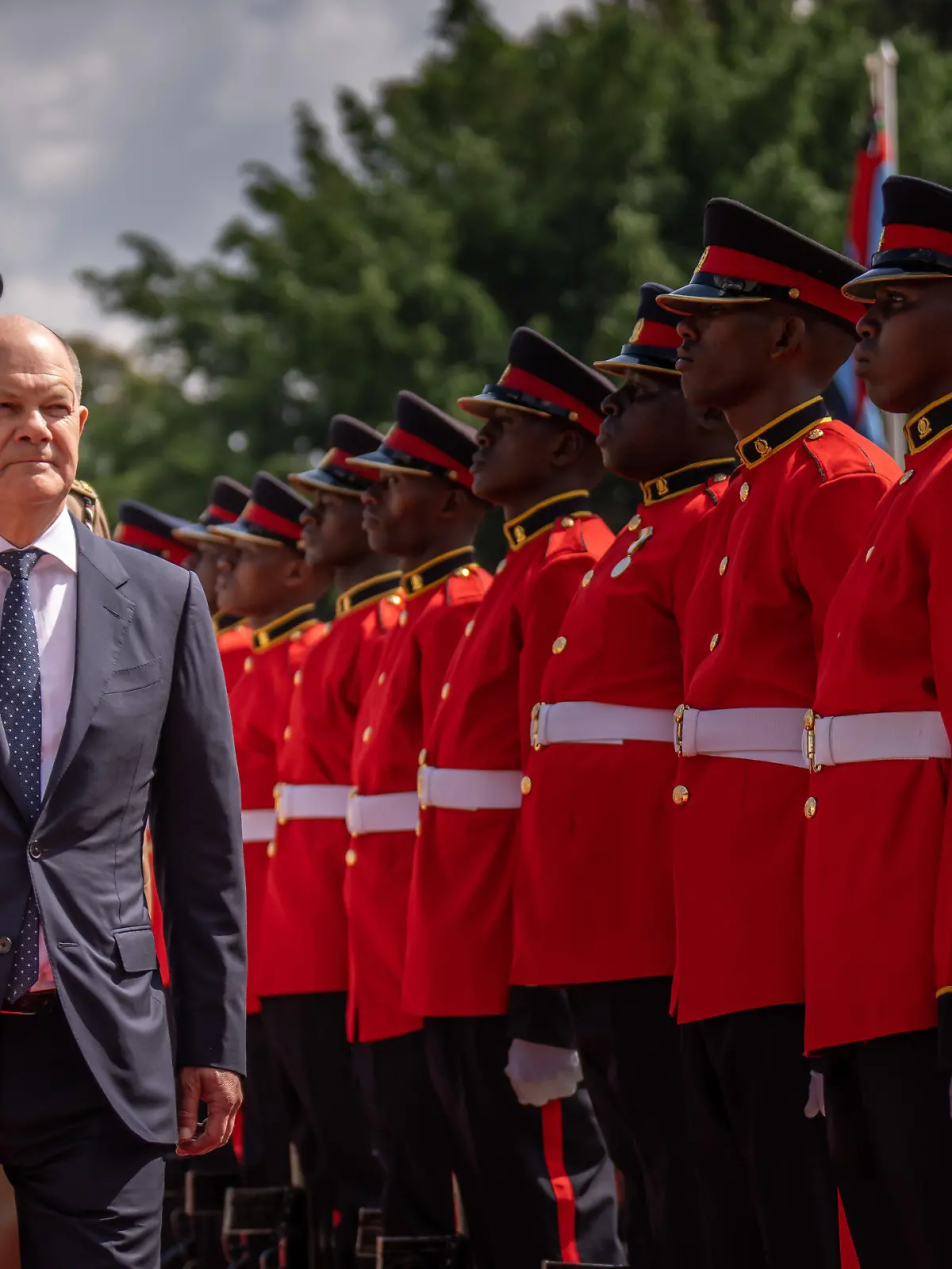05.05.2023, Kenia, Nairobi: Bundeskanzler Olaf Scholz (SPD) wird mit militärischen Ehren am State House empfangen. Kenia ist der wichtigste Wirtschaftspartner Deutschlands in Ostafrika. Dort wird es vor allem um den Ausbau der Zusammenarbeit im Energiebereich gehen. Foto: Michael Kappeler/dpa +++ dpa-Bildfunk +++