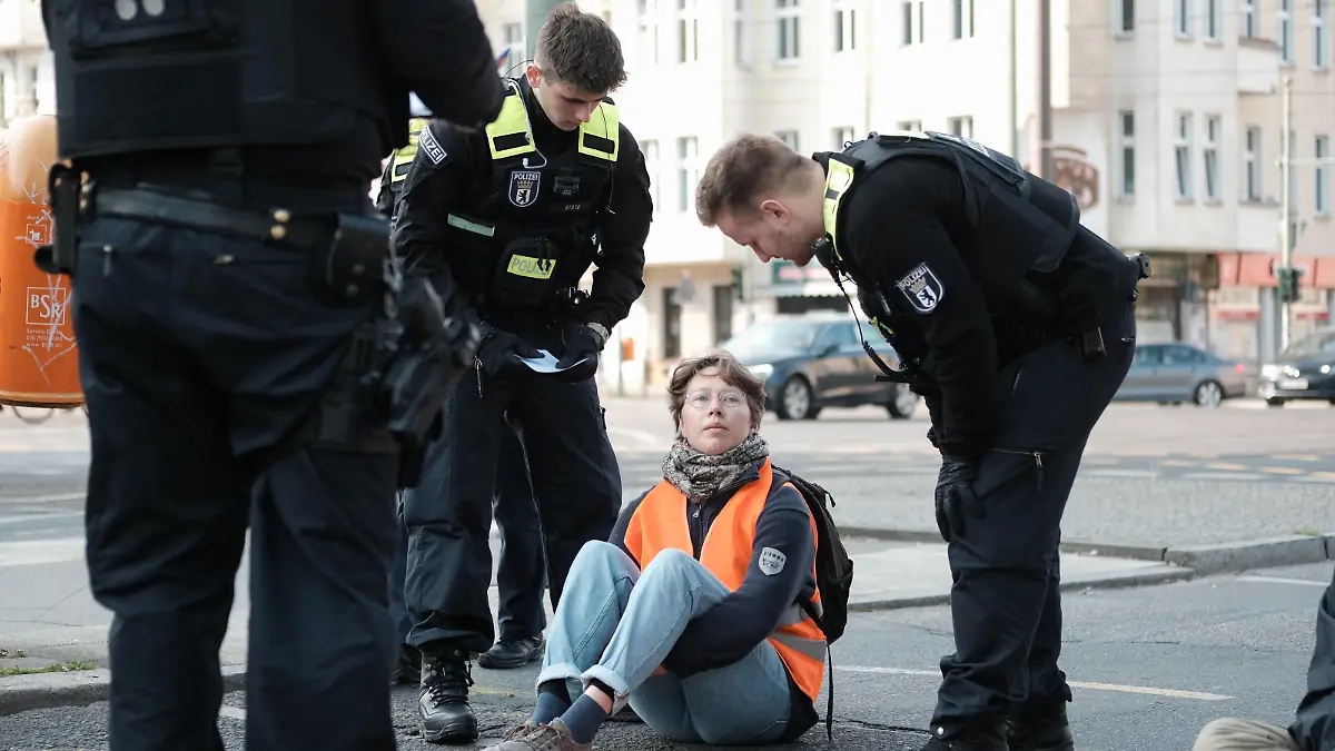 Letzte Generation blockiert Greifswalder Str. in Berlin Am 02.05.2023 blockierten 5 Aktivisten der sog. Letzten Generation die Greifswalder Str. an der Kreuzung Danziger Str. gegen 8 Uhr. Sie protestieren für ein 9â-Ticket, ein Tempolimit und für die Einfürhung eines Gesellschaftsats, der Lösungen erarbeiten soll, wie bis 2030 aus fossilen Brennstoffen ausgestiegen werden kann. On 02.05.2023, 5 activists of the so-called Last Generation blocked Greifswalder Str. at the intersection Danziger Str. around 8 o clock. They protest for a 9â ticket, a speed limit and for the introduction of a society council, which is to work out solutions, how to get out of fossil fuels until 2030. Berlin Berlin Deutschland Copyright: xJONASxGEHRINGx