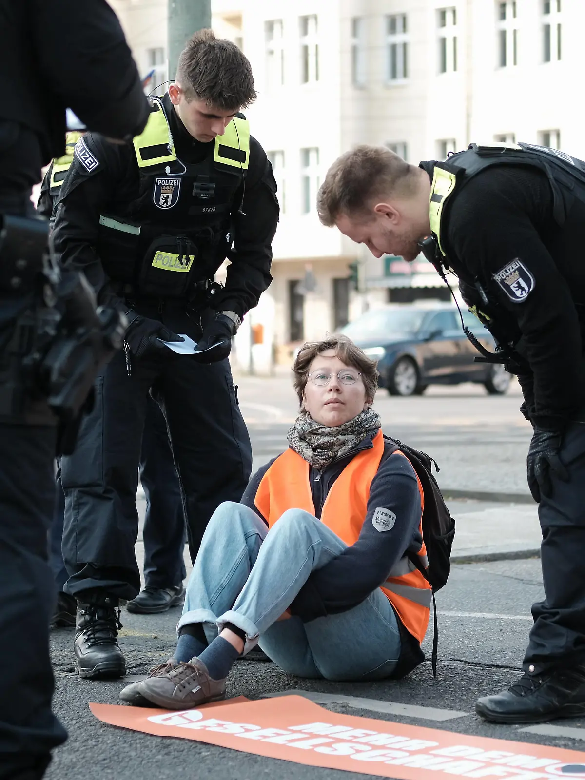 Letzte Generation blockiert Greifswalder Str. in Berlin Am 02.05.2023 blockierten 5 Aktivisten der sog. Letzten Generation die Greifswalder Str. an der Kreuzung Danziger Str. gegen 8 Uhr. Sie protestieren für ein 9â-Ticket, ein Tempolimit und für die Einfürhung eines Gesellschaftsats, der Lösungen erarbeiten soll, wie bis 2030 aus fossilen Brennstoffen ausgestiegen werden kann. On 02.05.2023, 5 activists of the so-called Last Generation blocked Greifswalder Str. at the intersection Danziger Str. around 8 o clock. They protest for a 9â ticket, a speed limit and for the introduction of a society council, which is to work out solutions, how to get out of fossil fuels until 2030. Berlin Berlin Deutschland Copyright: xJONASxGEHRINGx