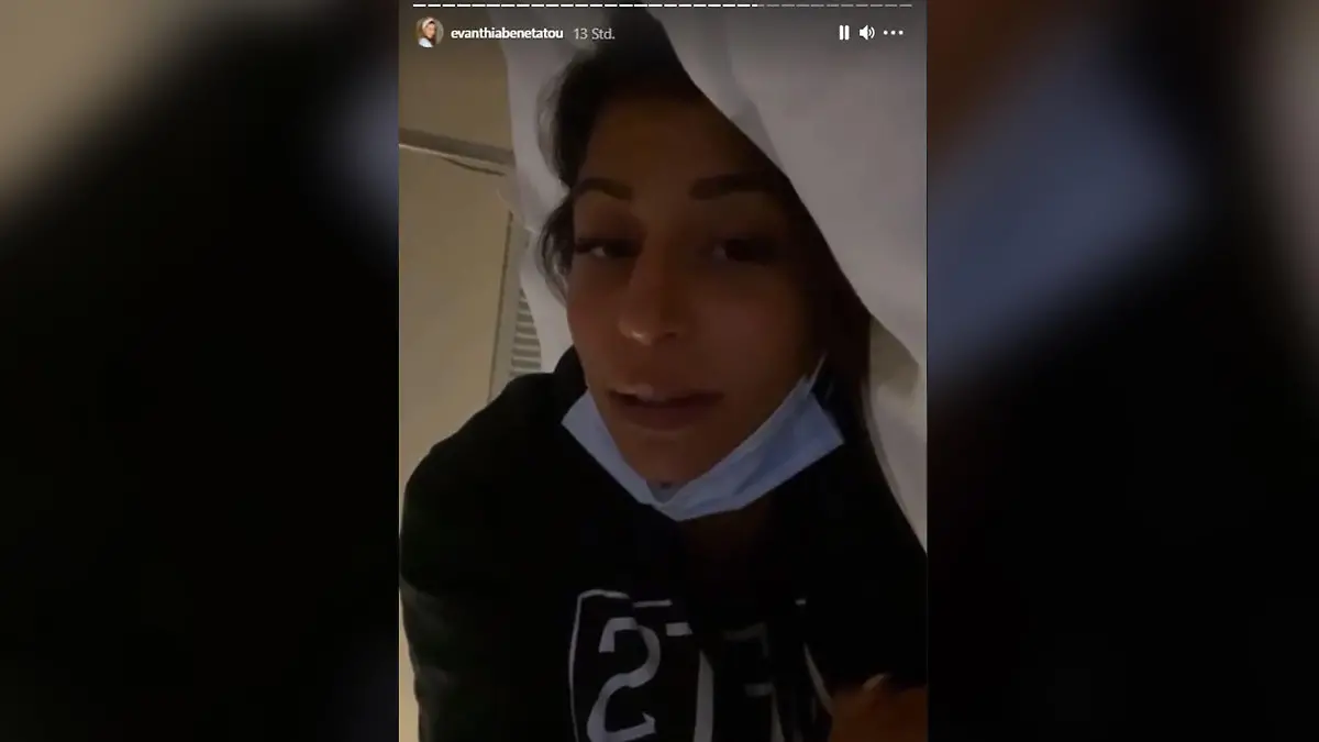 Die Schmerzen sind ihr anzusehen: Eva Benetatou im Krankenhaus (Bildquelle: Instagram.com/evanthiabenetatou).