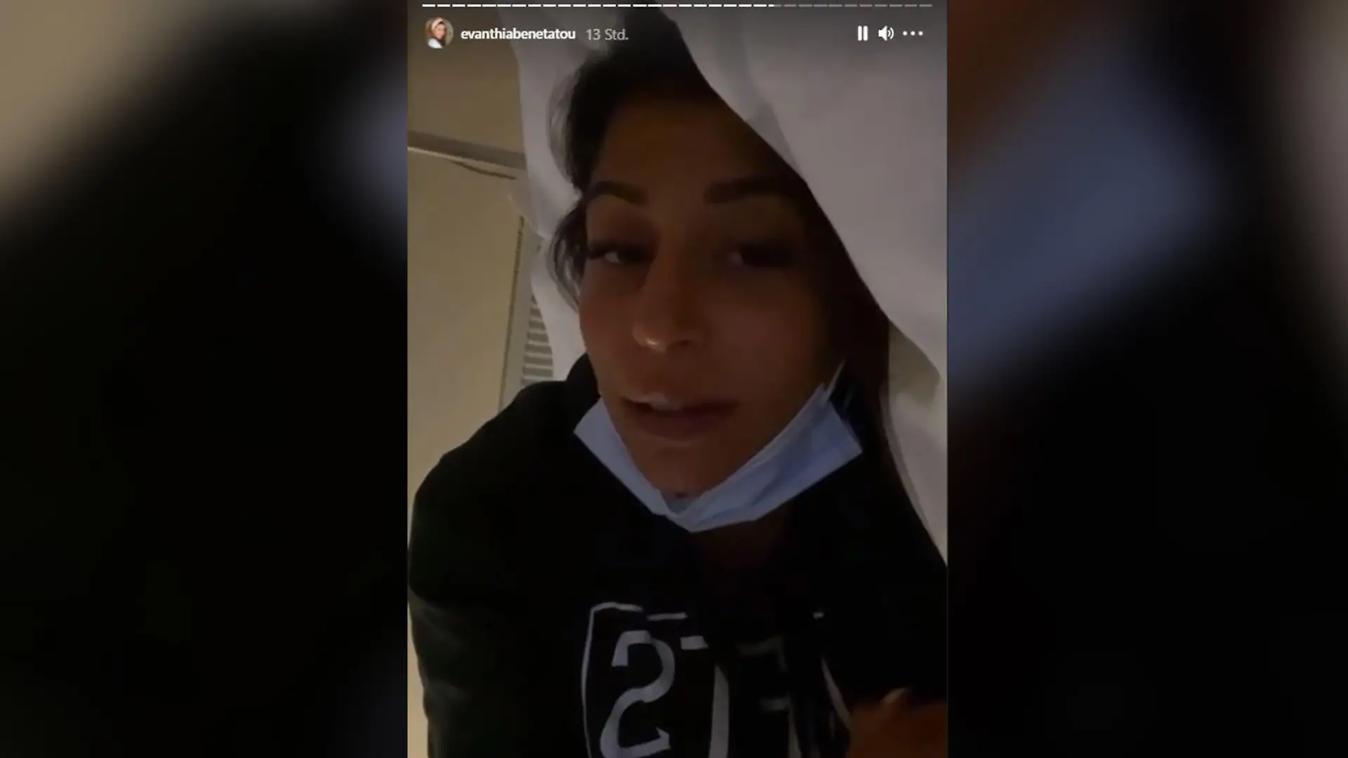 Die Schmerzen sind ihr anzusehen: Eva Benetatou im Krankenhaus (Bildquelle: Instagram.com/evanthiabenetatou).