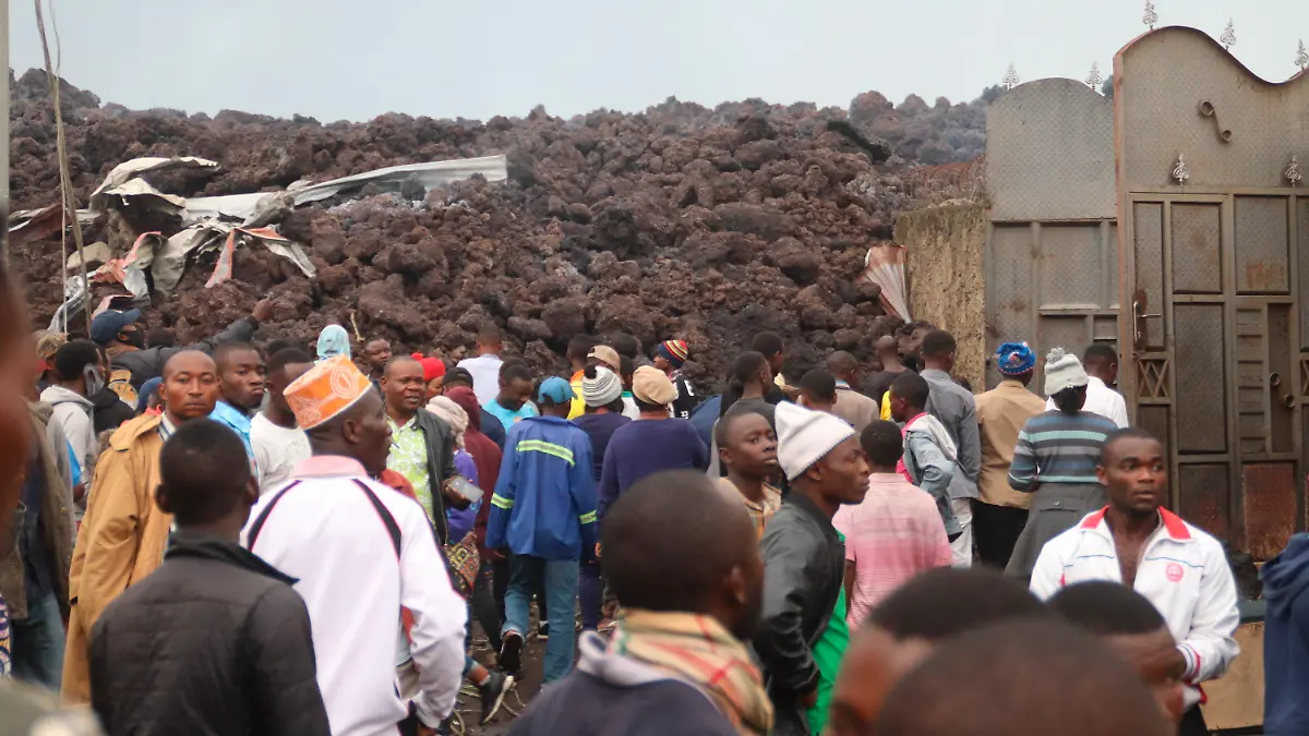 23.05.2021, Kongo, Goma: Anwohner überprüfen die Schäden, die durch die Lava des nächtlichen Ausbruchs des Mount Nyiragongo in Buhene, am Stadtrand von Goma in den frühen Morgenstunden verursacht wurden. Der kongolesische Berg Nyiragongo brach am Samstag zum ersten Mal seit fast zwei Jahrzehnten aus, färbte den Nachthimmel feuerrot und schickte Lava auf eine Hauptverkehrsstraße, während die in Panik geratenen Bewohner versuchten, aus Goma zu fliehen Foto: Justin Kabumba/AP/dpa +++ dpa-Bildfunk +++