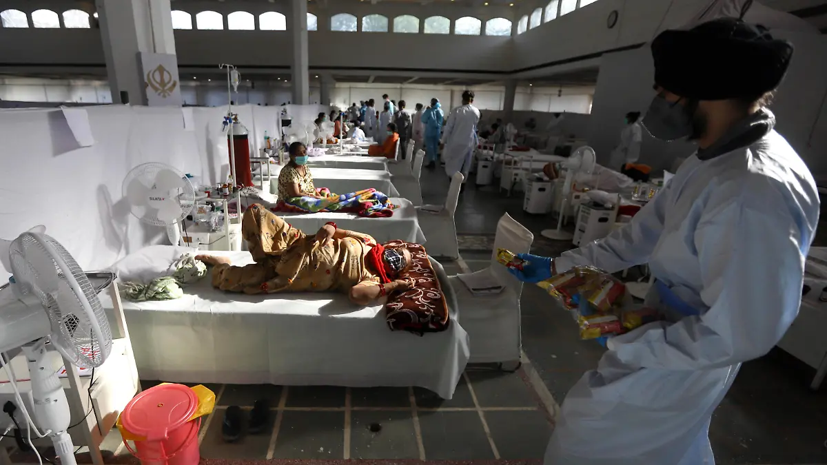 Coronavirus in Indien, Behandlung von Patienten in Neu-Delhi May 24, 2021, New Delhi, New Delhi, India: Health worker distribute biscuits to Covid-19 patients inside a temporary Covid-19 Care Centre at Gurdwara Rakabganj Sahib, with the support of Delhi Government in the wake of rising cases of the Covid contagion on May 24, 2021 in New Delhi, India. New Delhi India - ZUMAp176 20210524_zip_p176_011 Copyright: xVijayxPandeyx
