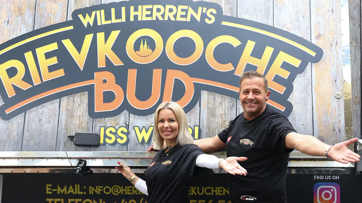 Willi Herren und Desiree Hansen Miss Sugar bei der Eröffnung und Präsentations-Event von Willi Herrens Rievkooche Bud Foodtruck am 16.04.2021 auf dem Parkplatz Gelände vom Selgros Supermarkt in Köln Willi Herrens Foodtruck Eroeffnungs - Event in Koeln *** Willi Herren and Desiree Hansen Miss Sugar at the opening and presentation event of Willi Herrens Rievkooche Bud Foodtruck on 16 04 2021 on the parking lot of Selgros supermarket in Cologne Willi Herrens Foodtruck Eroeffnungs Event in Cologne PUBLICATIONxINxGERxSUIxAUTxONLY