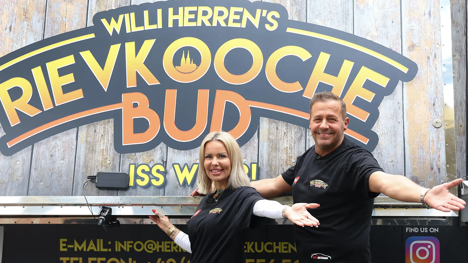 Willi Herren und Desiree Hansen Miss Sugar bei der Eröffnung und Präsentations-Event von Willi Herrens Rievkooche Bud Foodtruck am 16.04.2021 auf dem Parkplatz Gelände vom Selgros Supermarkt in Köln Willi Herrens Foodtruck Eroeffnungs - Event in Koeln *** Willi Herren and Desiree Hansen Miss Sugar at the opening and presentation event of Willi Herrens Rievkooche Bud Foodtruck on 16 04 2021 on the parking lot of Selgros supermarket in Cologne Willi Herrens Foodtruck Eroeffnungs Event in Cologne PUBLICATIONxINxGERxSUIxAUTxONLY