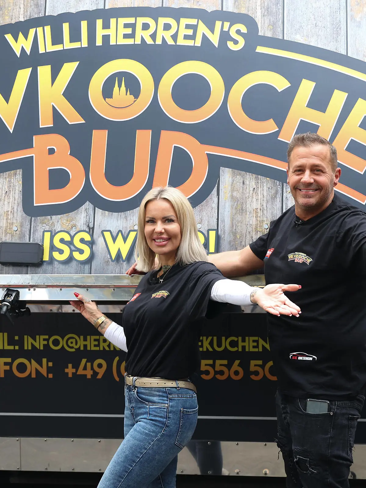  Willi Herren und Desiree Hansen Miss Sugar bei der Eröffnung und Präsentations-Event von Willi Herrens Rievkooche Bud Foodtruck am 16.04.2021 auf dem Parkplatz Gelände vom Selgros Supermarkt in Köln Willi Herrens Foodtruck Eroeffnungs - Event in Koeln *** Willi Herren and Desiree Hansen Miss Sugar at the opening and presentation event of Willi Herrens Rievkooche Bud Foodtruck on 16 04 2021 on the parking lot of Selgros supermarket in Cologne Willi Herrens Foodtruck Eroeffnungs Event in Cologne PUBLICATIONxINxGERxSUIxAUTxONLY