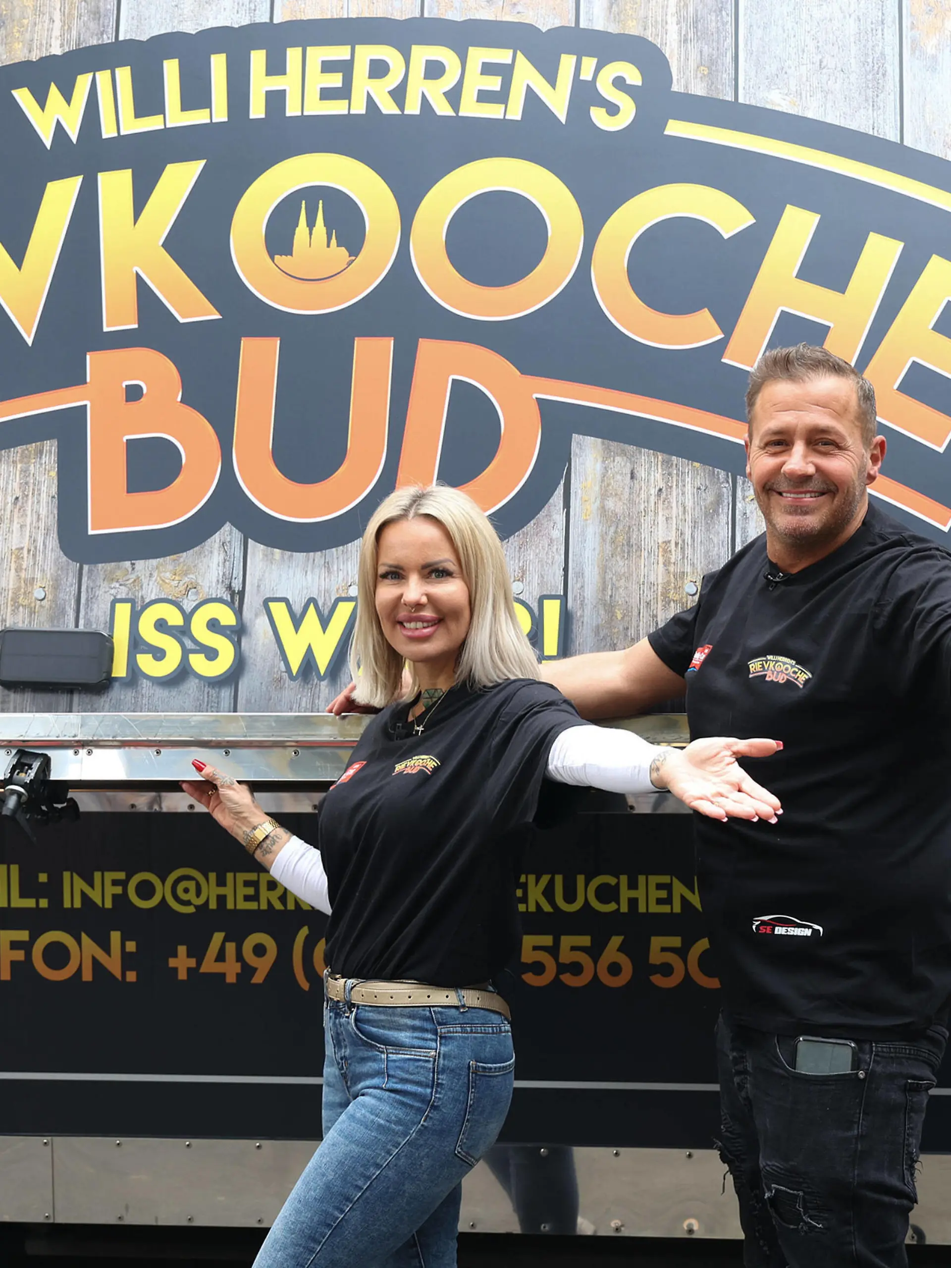  Willi Herren und Desiree Hansen Miss Sugar bei der Eröffnung und Präsentations-Event von Willi Herrens Rievkooche Bud Foodtruck am 16.04.2021 auf dem Parkplatz Gelände vom Selgros Supermarkt in Köln Willi Herrens Foodtruck Eroeffnungs - Event in Koeln *** Willi Herren and Desiree Hansen Miss Sugar at the opening and presentation event of Willi Herrens Rievkooche Bud Foodtruck on 16 04 2021 on the parking lot of Selgros supermarket in Cologne Willi Herrens Foodtruck Eroeffnungs Event in Cologne PUBLICATIONxINxGERxSUIxAUTxONLY