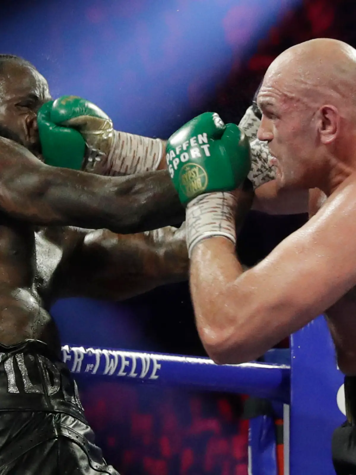 Deontay Wilder (li.) und Tyson Fury