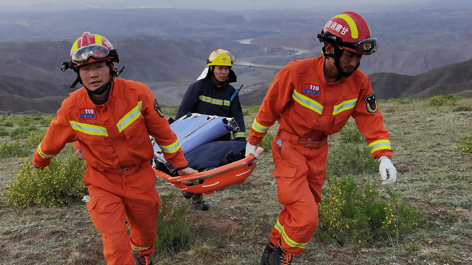 Rescue workers carry a stretcher as they work at the site where extreme cold weather killed participants of an 100-km ultramarathon race in Baiyin, Gansu province, China May 22, 2021. Picture taken May 22, 2021. cnsphoto via REUTERS   ATTENTION EDITORS - THIS IMAGE WAS PROVIDED BY A THIRD PARTY. CHINA OUT.