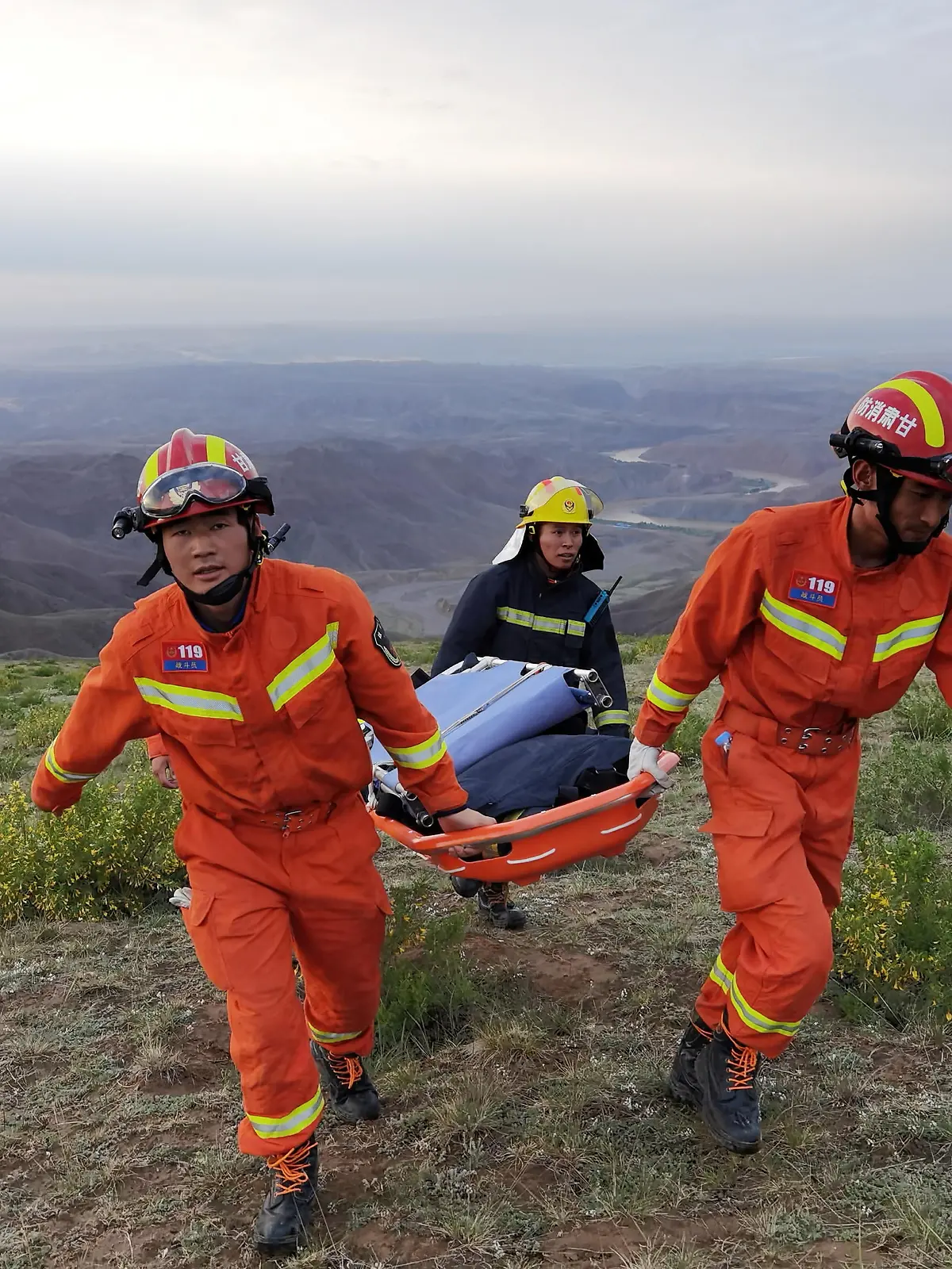Rescue workers carry a stretcher as they work at the site where extreme cold weather killed participants of an 100-km ultramarathon race in Baiyin, Gansu province, China May 22, 2021. Picture taken May 22, 2021. cnsphoto via REUTERS   ATTENTION EDITORS - THIS IMAGE WAS PROVIDED BY A THIRD PARTY. CHINA OUT.