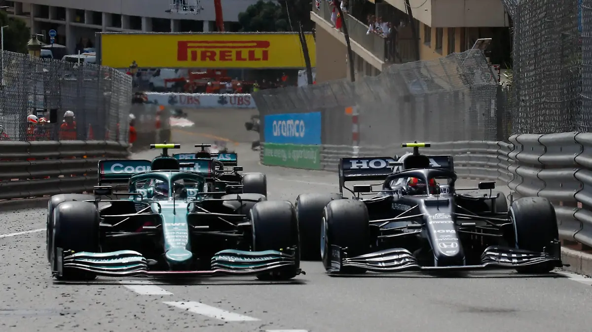 Formula One F1 - Monaco Grand Prix - Circuit de Monaco, Monte Carlo, Monaco - May 23, 2021 AlphaTauri's Pierre Gasly in action with Aston Martin's Sebastian Vettel during the race REUTERS/Gonzalo Fuentes