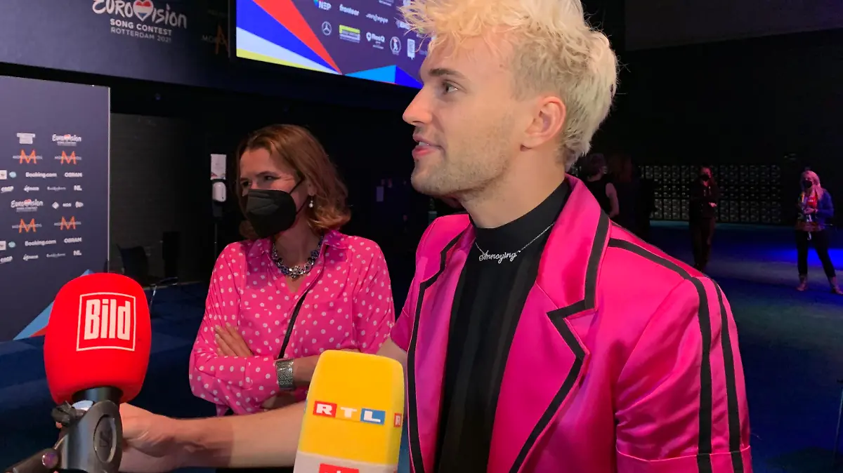 Jendrik ergattert beim Eurovision Song Contest gerade mal drei Punkte. Trotzdem trägt er weiterhin ein glückliches Grinsen im Gesicht.