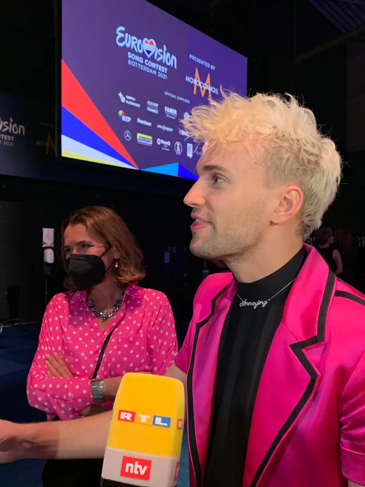 Jendrik ergattert beim Eurovision Song Contest gerade mal drei Punkte. Trotzdem trägt er weiterhin ein glückliches Grinsen im Gesicht.