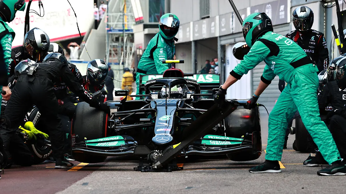 MONTE-CARLO, MONACO - MAY 23: Valtteri Bottas of Finland driving the (77) Mercedes AMG Petronas F1 Team Mercedes W12 makes a pitstop but his front right wheel is stuck on his car leading to his retirement from the race during the F1 Grand Prix of Monaco at Circuit de Monaco on May 23, 2021 in Monte-Carlo, Monaco. (Photo by Mark Thompson/Getty Images)