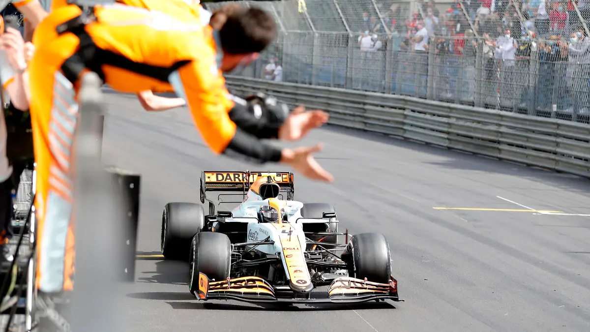 Formula 1 2021: Monaco GP CIRCUIT DE MONACO, MONACO - MAY 23: Lando Norris, McLaren MCL35M, 3rd position, crosses the line to the cheers of his team on the pit wall during the Monaco GP at Circuit de Monaco on Sunday May 23, 2021 in Monte Carlo, Monaco. Photo by Glenn Dunbar / LAT Images Images PUBLICATIONxINxGERxSUIxAUTxHUNxONLY GP2105_134139_69I5197 