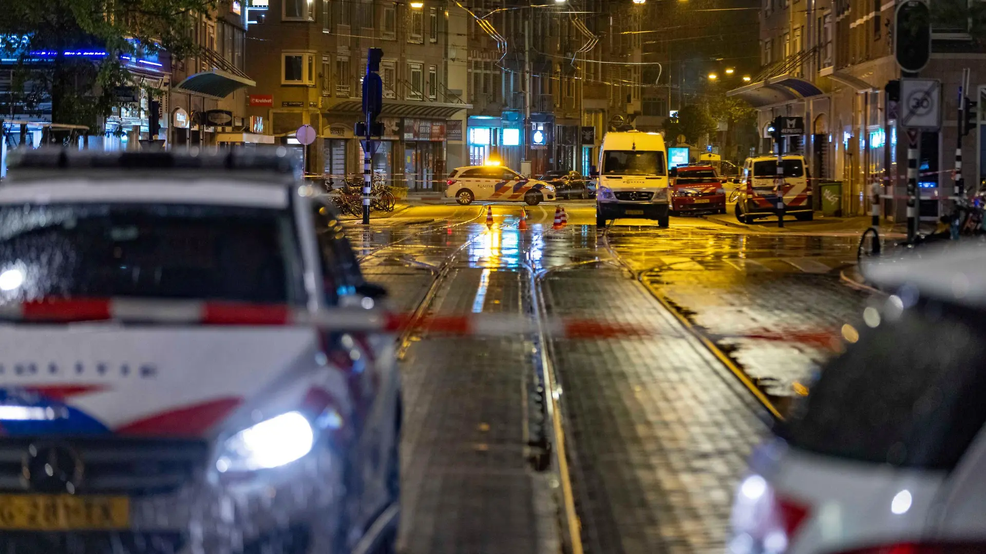 Ein 29-Jähriger soll am späten Freitagabend fünf Menschen in Amsterdam niedergestochen haben.