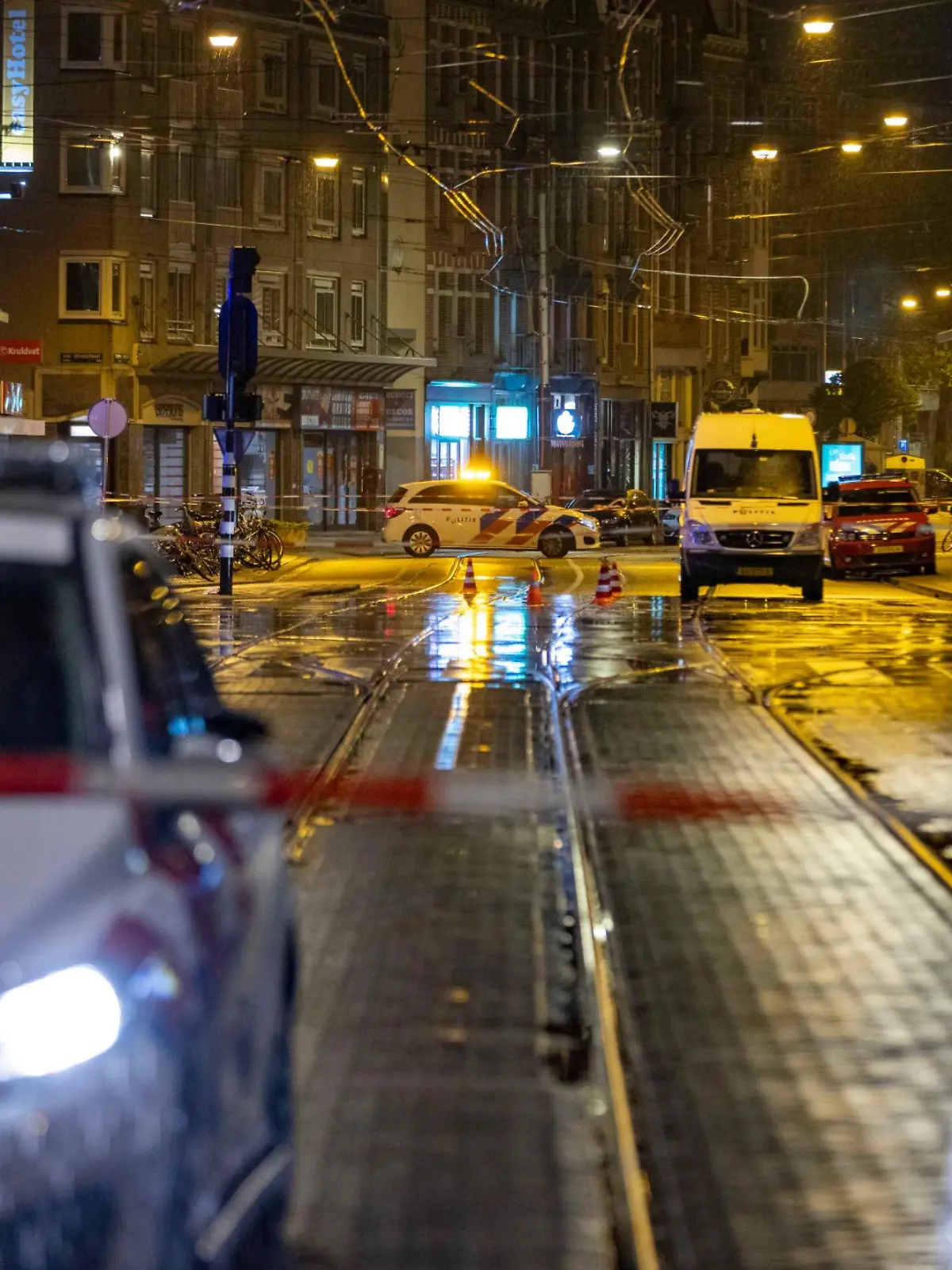 Ein 29-Jähriger soll am späten Freitagabend fünf Menschen in Amsterdam niedergestochen haben.