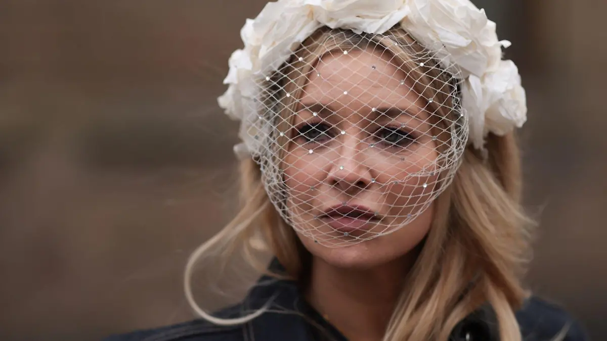 Tanja Comba trägt Blumenschmuck im Haar