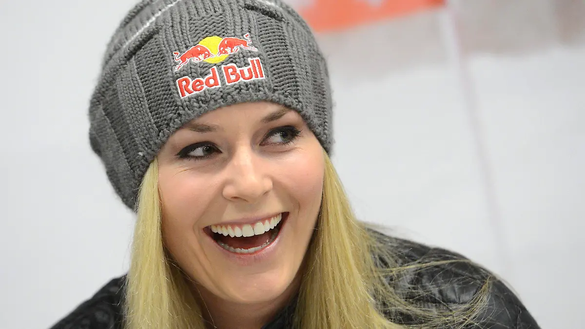 ARCHIV - Die US-amerikanische Skirennläuferin Lindsey Vonn lacht während einer Pressekonferenz am 03.02.2013 in Schladming (Österreich). EPA/HELMUT FOHRINGER (zu dpa «Lindsey Vonn erholt sich mit «Knuddel-Kumpel»-Hund Leo» vom 17.01.2014) +++(c) dpa - Bildfunk+++