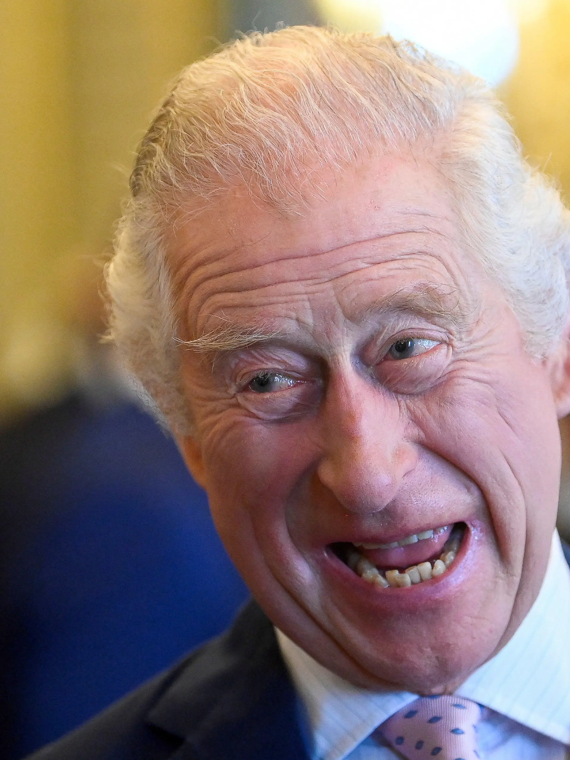 05.05.2023, Großbritannien, London: König Charles III. nimmt in Begleitung von Mitgliedern der königlichen Familie an einem Mittagessen der Generalgouverneure und Premierminister des Königreichs, einen Tag vor seiner Krönung, im Buckingham Palace teil. Die Krönung von König Charles III. wird am 6. Mai in London stattfinden. Foto: Toby Melville/PA Wire/dpa +++ dpa-Bildfunk +++