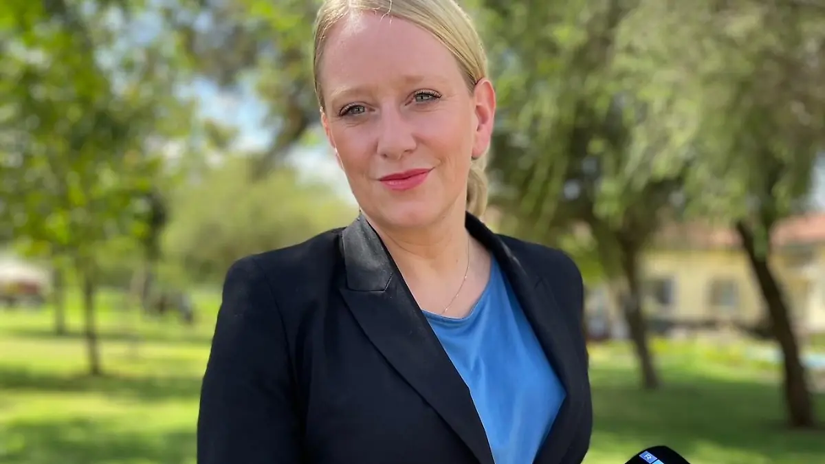 Nadine to Roxel, Chefreporterin Politik, begleitet den Bundeskanzler bei seiner Afrika-Reise.