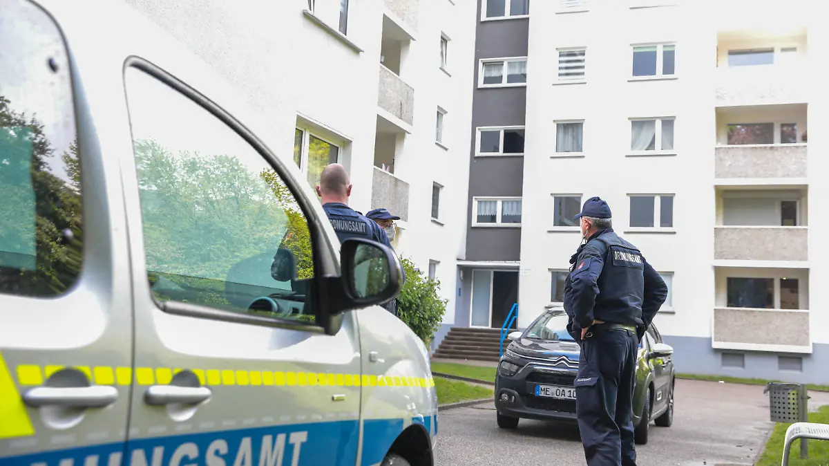  Covid-Ausbruch in Velberter Hochhaus In zwei Hochhäusern in Velbert-Birth wurde bei einer Person die indische Virusmutation des Corona-Virus nachgewiesen, 19 weitere Personen wurden bisher positiv auf Covid getestet. Mehr als 200 Bewohner stehen unter Bewachung des Ordnungsamtes und des Deutschen Roten Kreuz unter Quarantäne. Der naheliegende Spielplatz ist ebenfalls gesperrt. Velbert, Von-Humboldt-Straße 30 *** Covid outbreak in Velbert high-rise In two high-rise buildings in Velbert Birth, the Indian virus mutation of the Corona virus was detected in one person, 19 other people have been tested positive for Covid so far More than 200 residents are under quarantine under guard of the Public Order Office and the German Red Cross The n